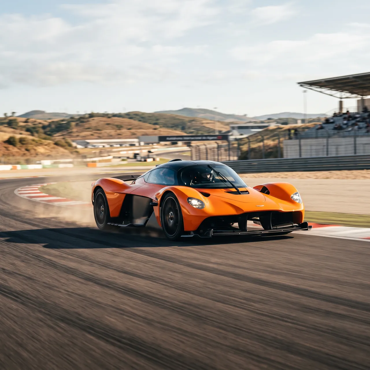 Norris test eerste keer volledig in McLarens Le Mans Hypercar